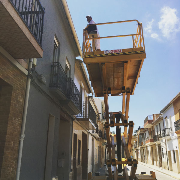 Trabajos de pintura co0n elevador en Massamagrell